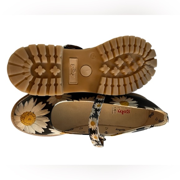 NWOT-Goby Shoes-Size 42 Black with white and yellow Daisy’s 🌻 - Picture 2 of 9